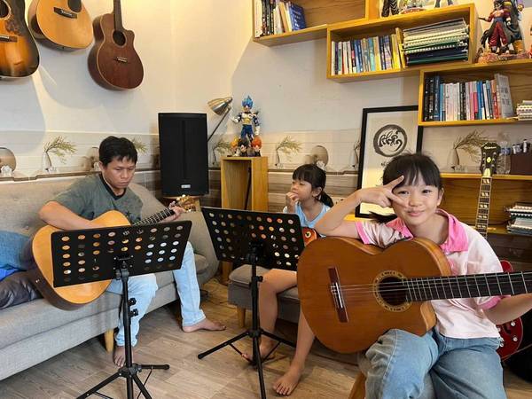 Học guitar tại TP.HCM: Khoảnh khắc 3 cha con cùng hòa đàn tại Lớp nhạc SuSe Phương